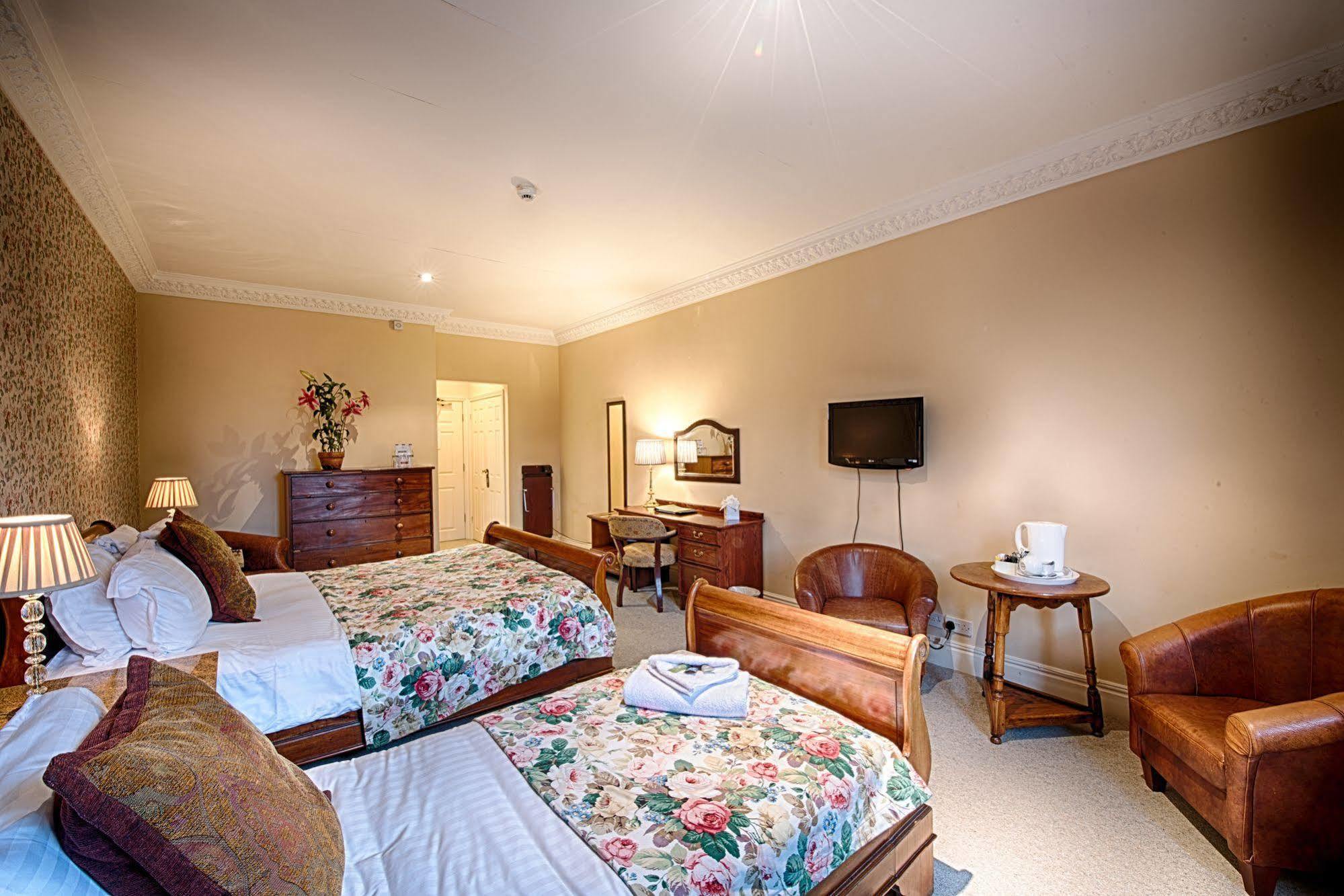 Miskin Manor Hotel Хенсол Екстериор снимка